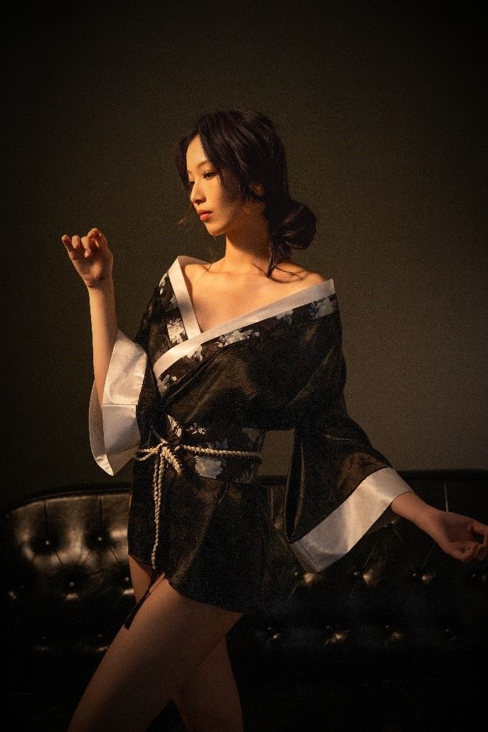 "Hana Nemuri" floral print puffed jacquard satin kimono gown